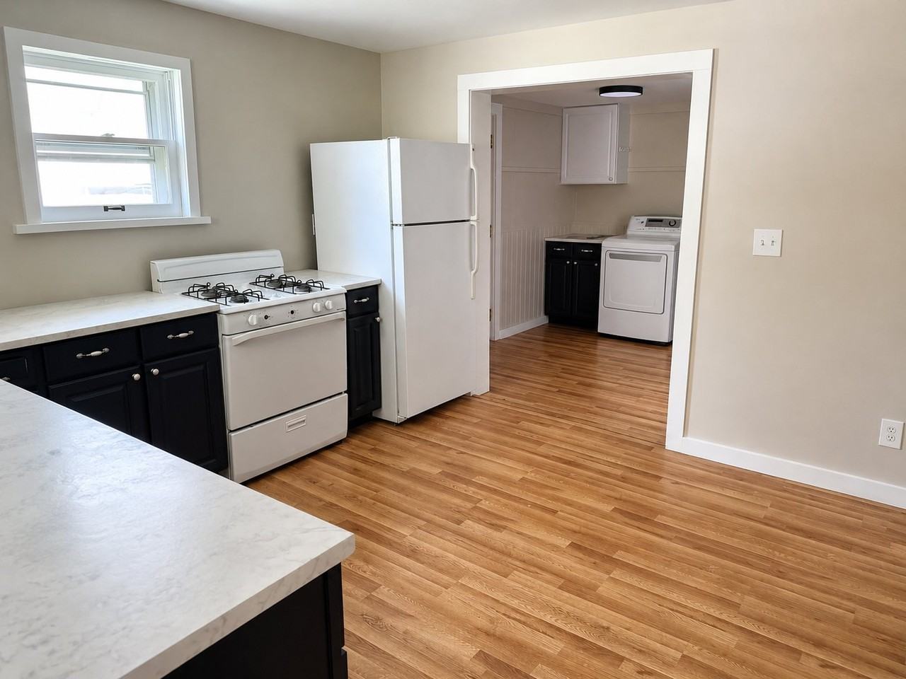 1496 Morris St - Photo 3 of 11