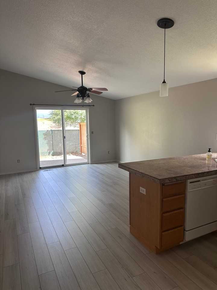 1409 Se 4th Ave - Photo 2 of 17