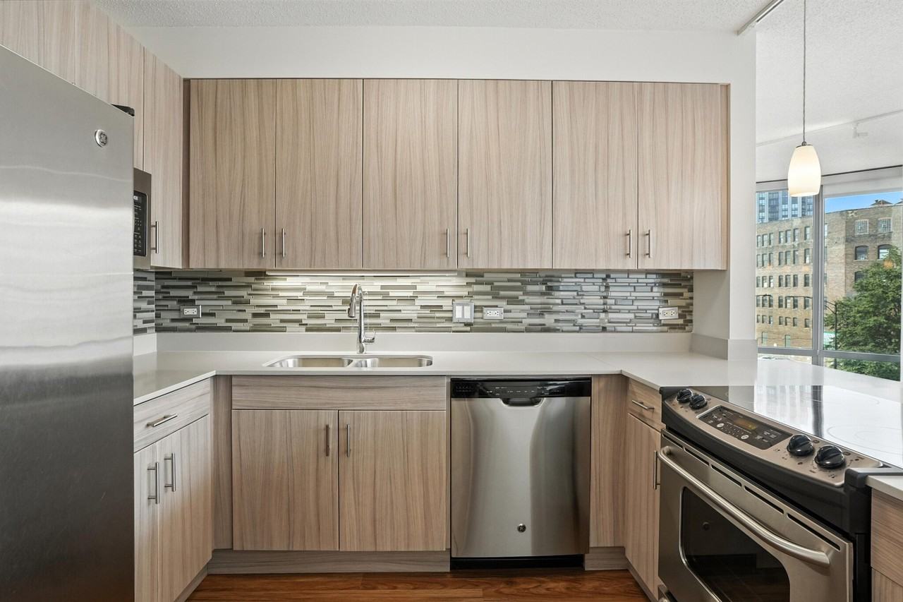 510 N Kingsbury St - Photo 4 of 20