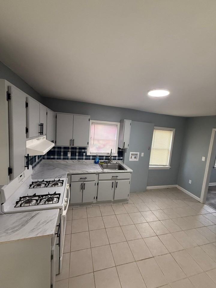 277 Helen St - Photo 4 of 10