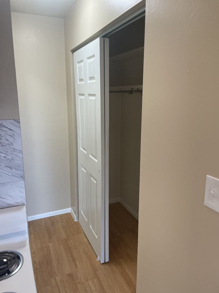 225 North Sherwood Street - Photo 5 of 10
