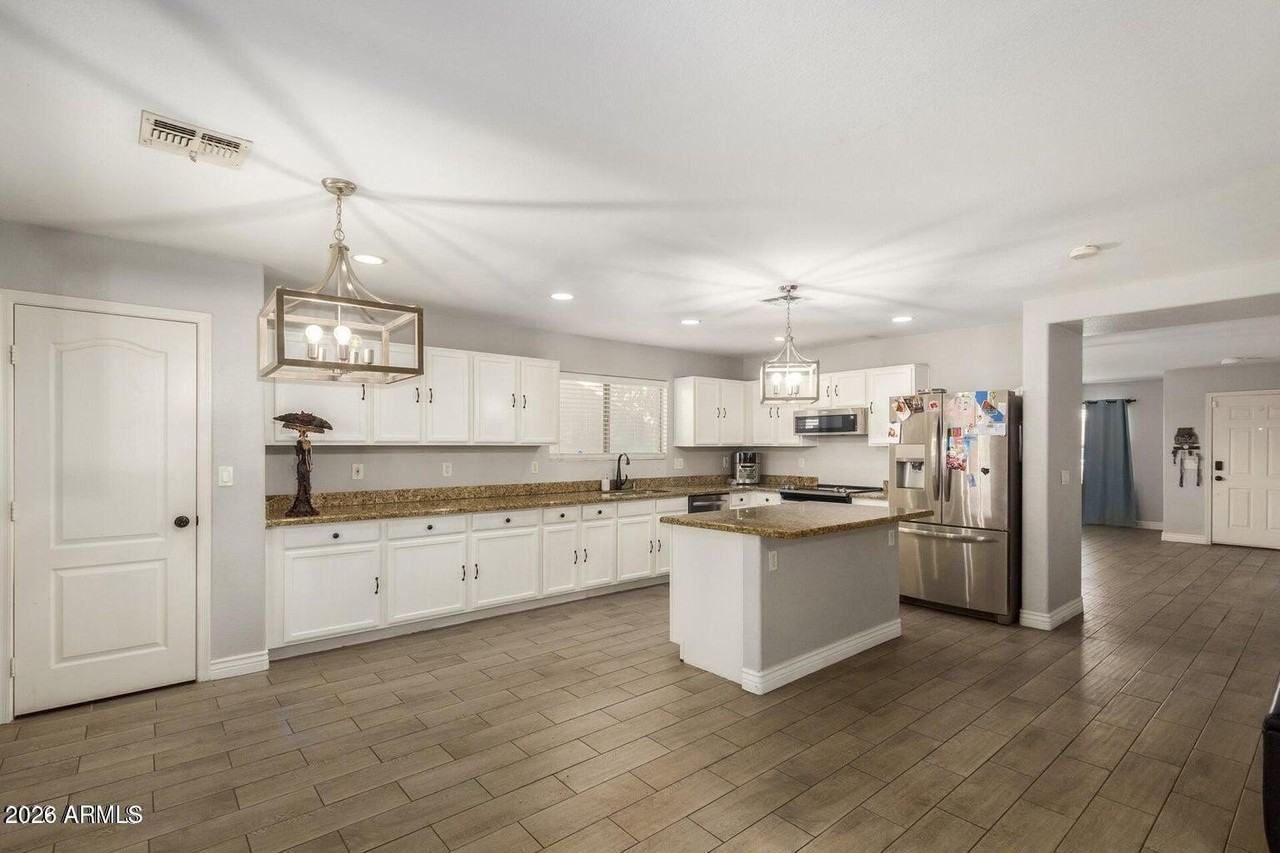 9124 W Elm St - Photo 4 of 16