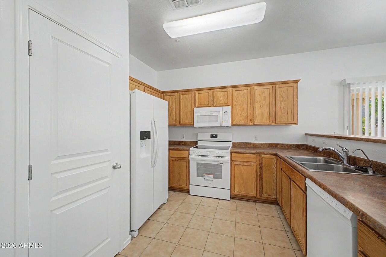 8777 W Dahlia Dr - Photo 5 of 33