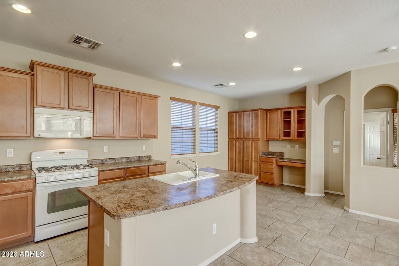 21158 W Sycamore Dr - Photo 4 of 24