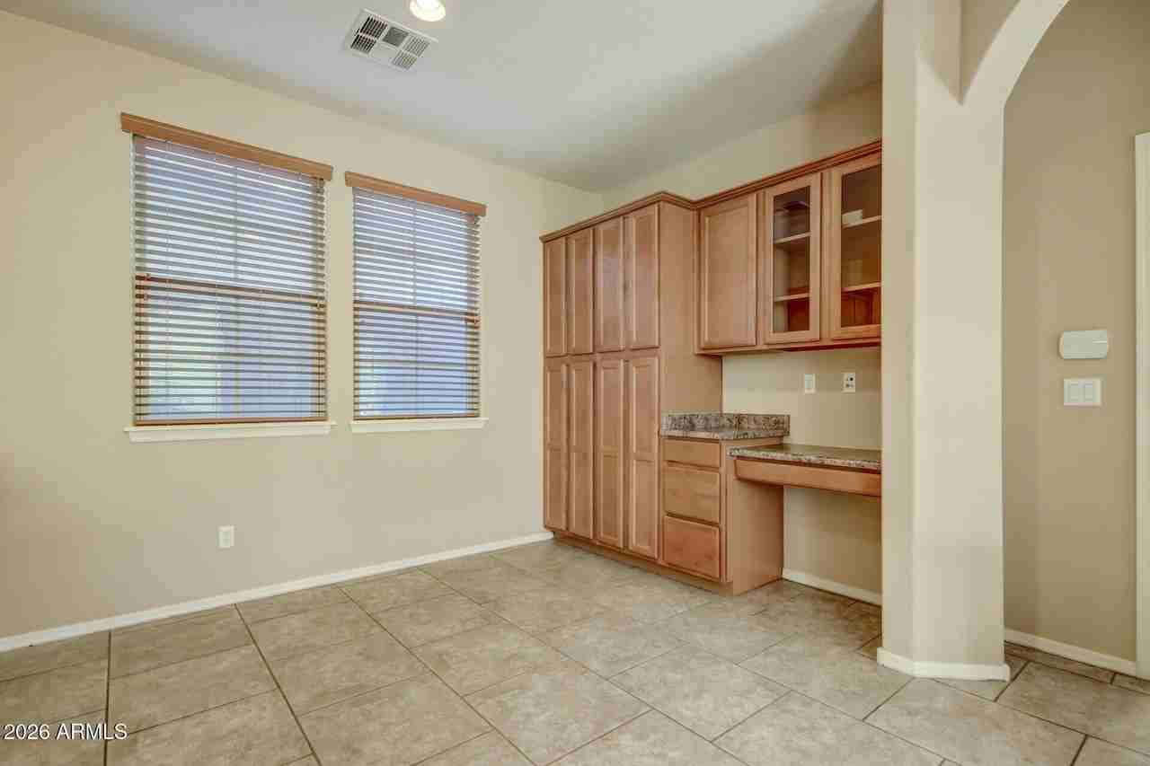 21158 W Sycamore Dr - Photo 5 of 24