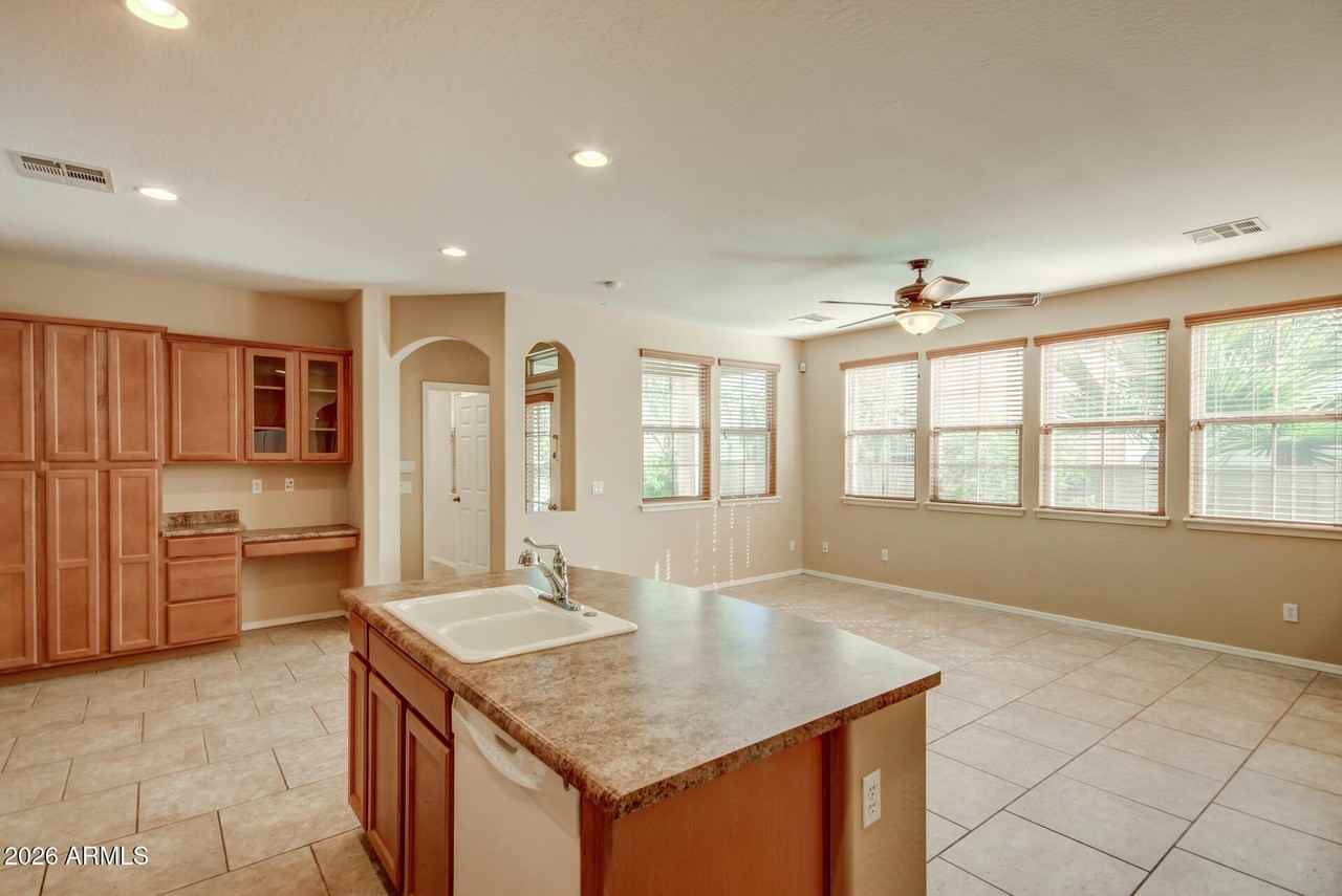 21158 W Sycamore Dr - Photo 6 of 24