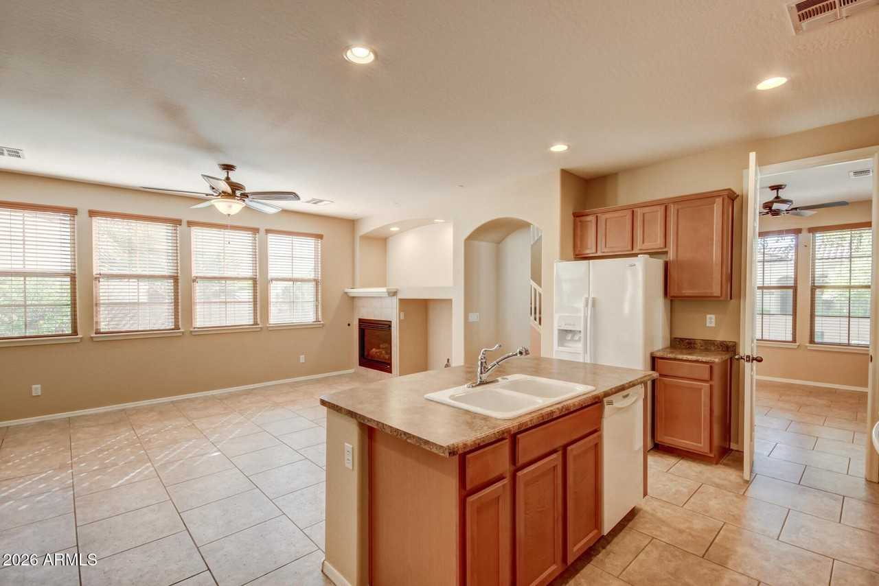 21158 W Sycamore Dr - Photo 7 of 24