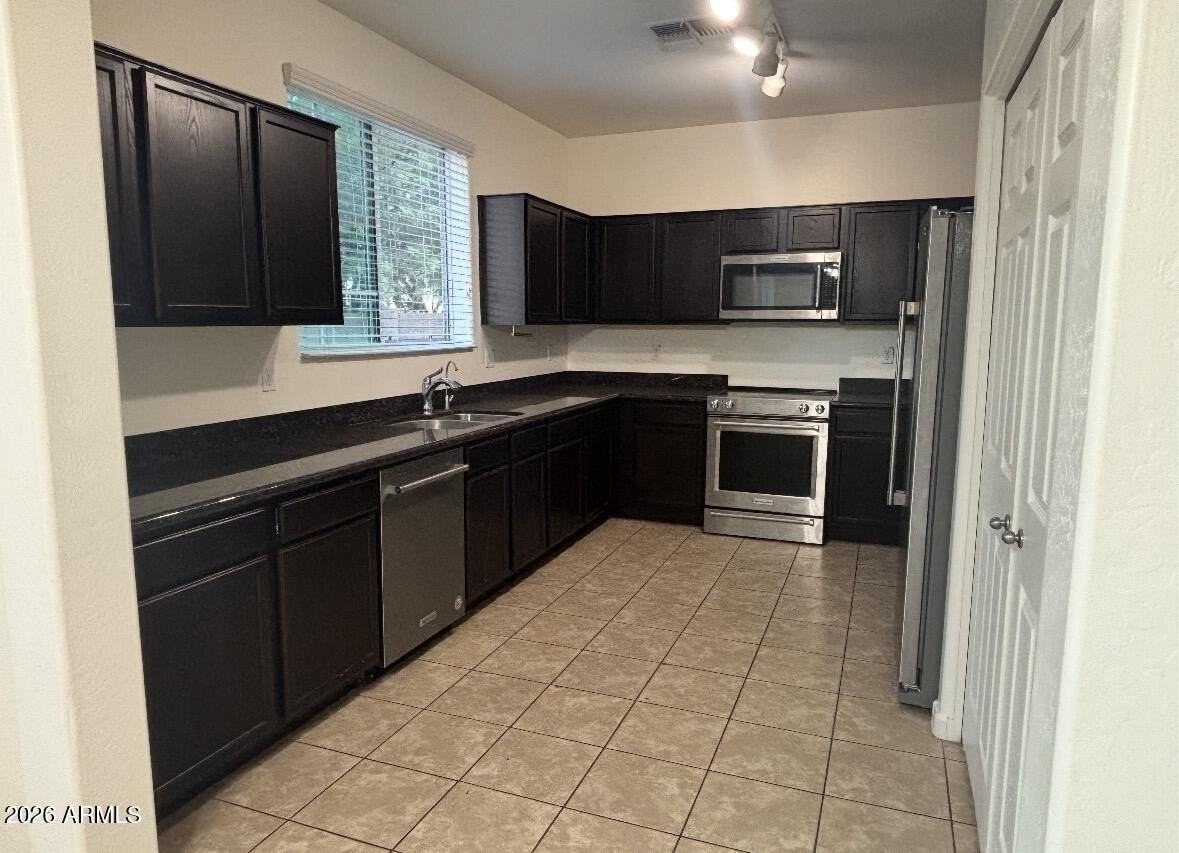 7516 S 27th Pl - Photo 7 of 28