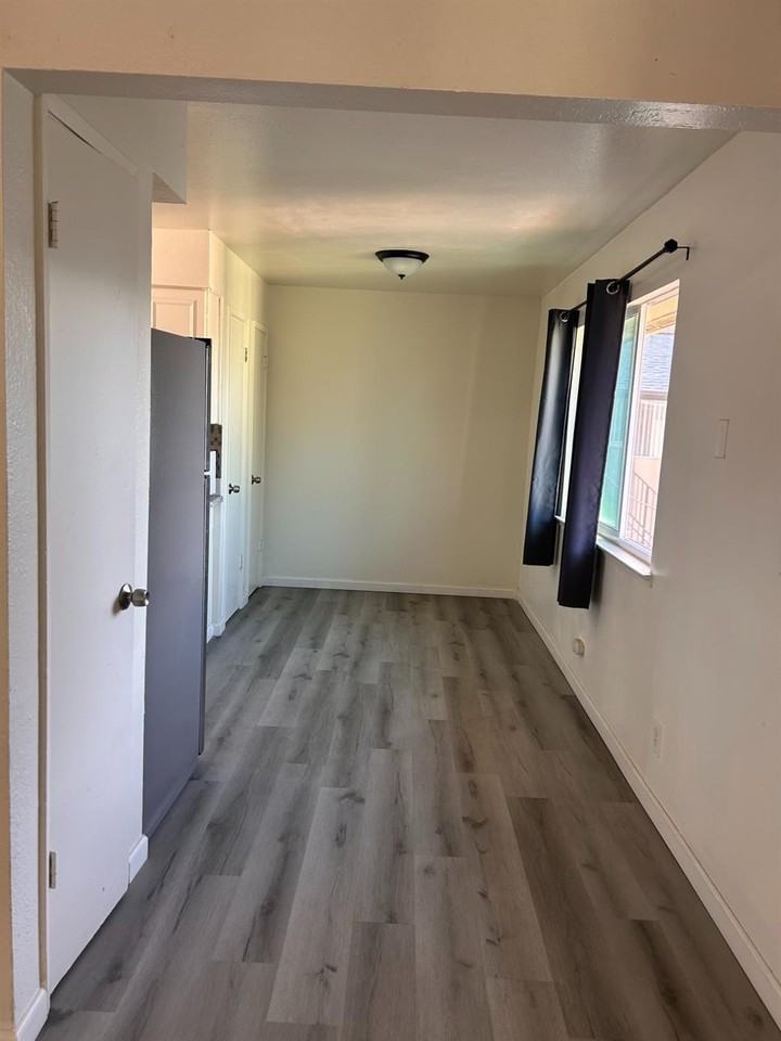 475 N Manila Ave #202 - Photo 3 of 10