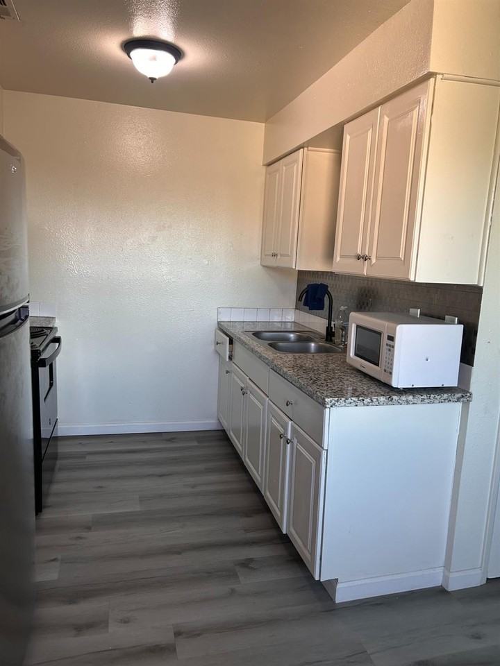 475 N Manila Ave #202 - Photo 4 of 10