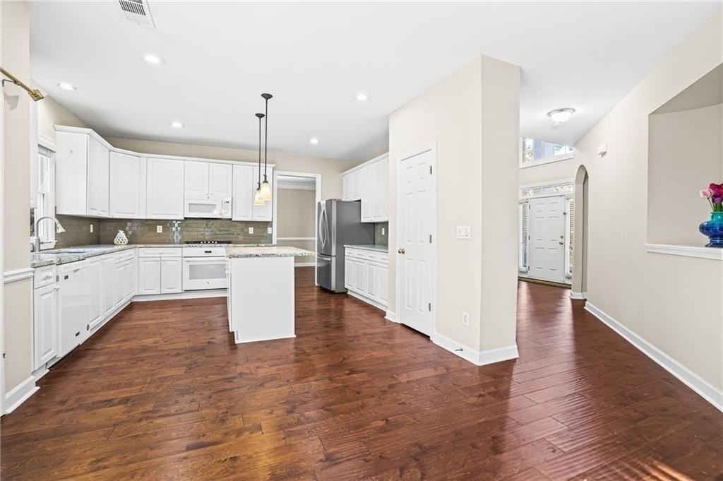 3010 Lakeside Ct - Photo 4 of 22