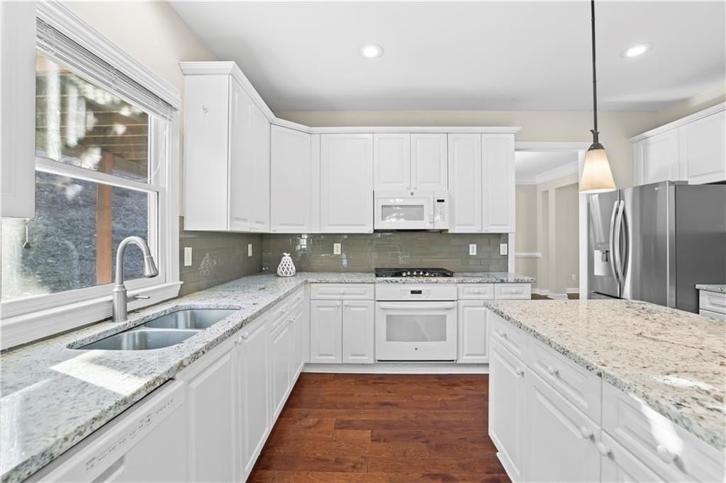 3010 Lakeside Ct - Photo 5 of 22