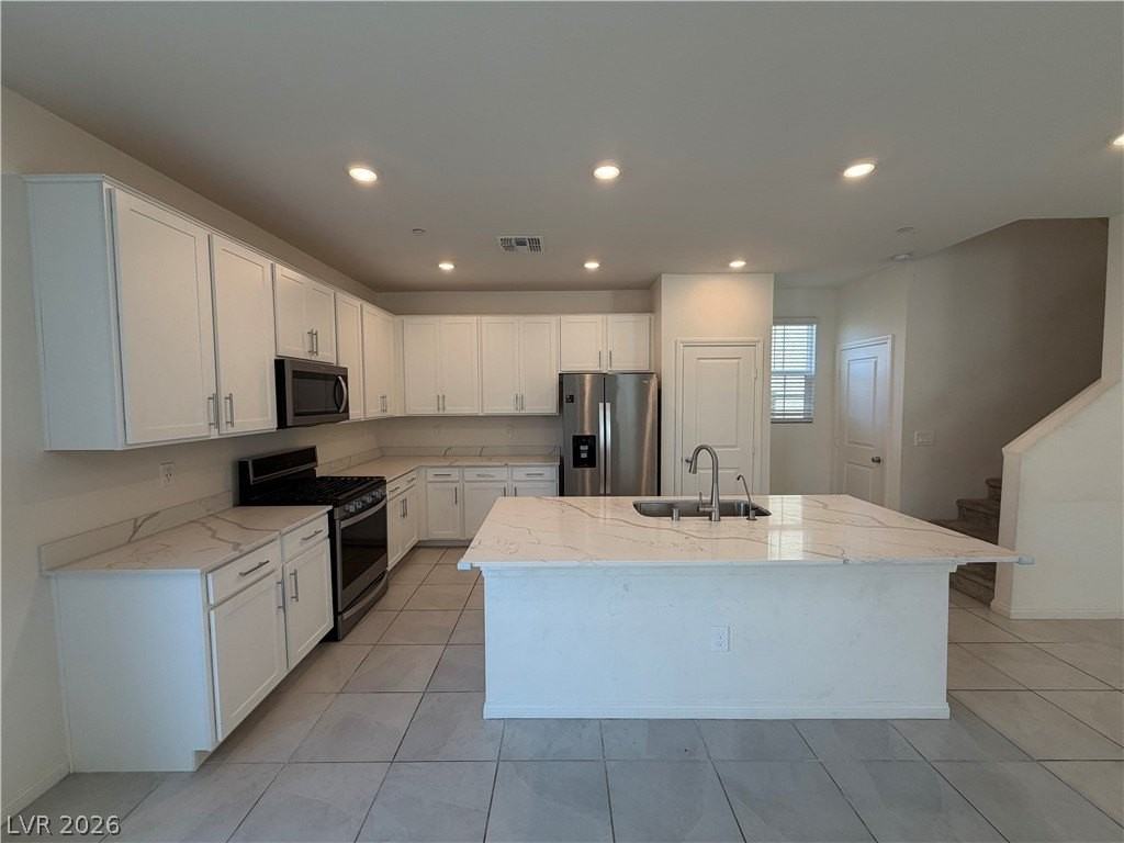 2562 Ofanto St - Photo 4 of 27