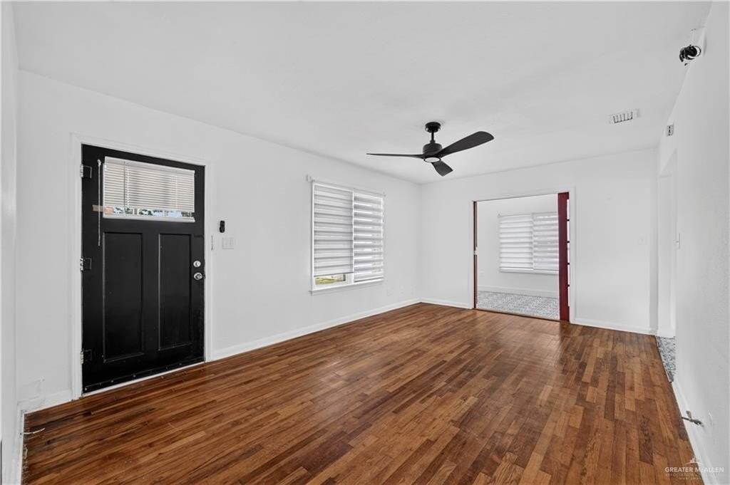 1704 Redwood Ave - Photo 4 of 18