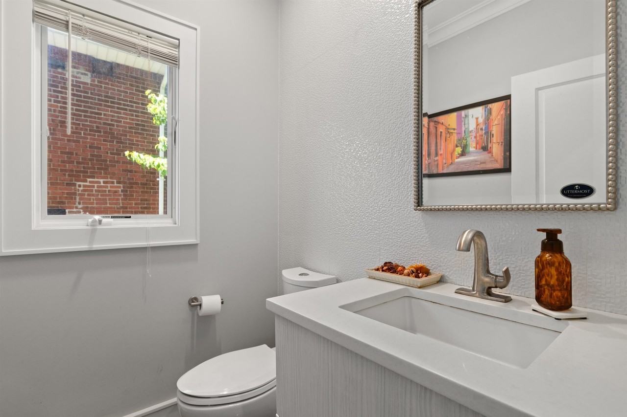 1627 John St #A - Photo 6 of 25