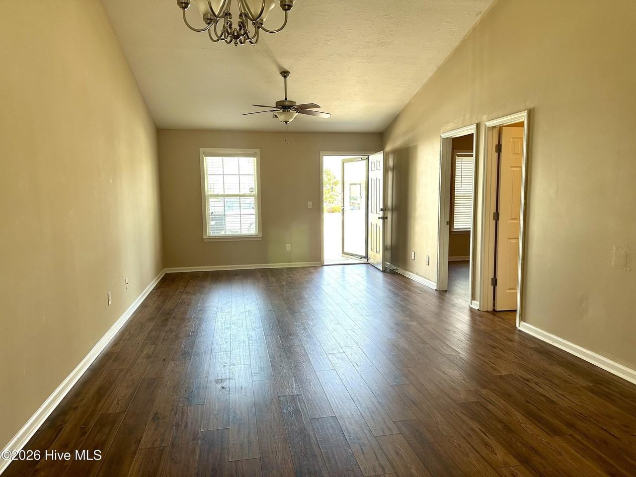1730 Elizabeth St - Photo 3 of 20