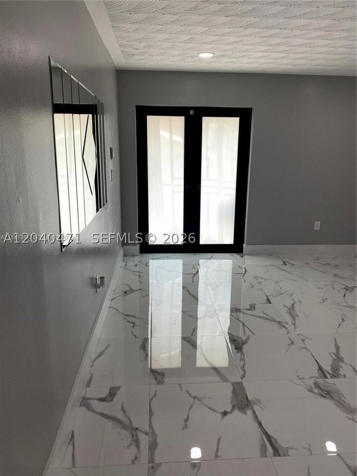 547 E 15th St #A - Photo 4 of 11
