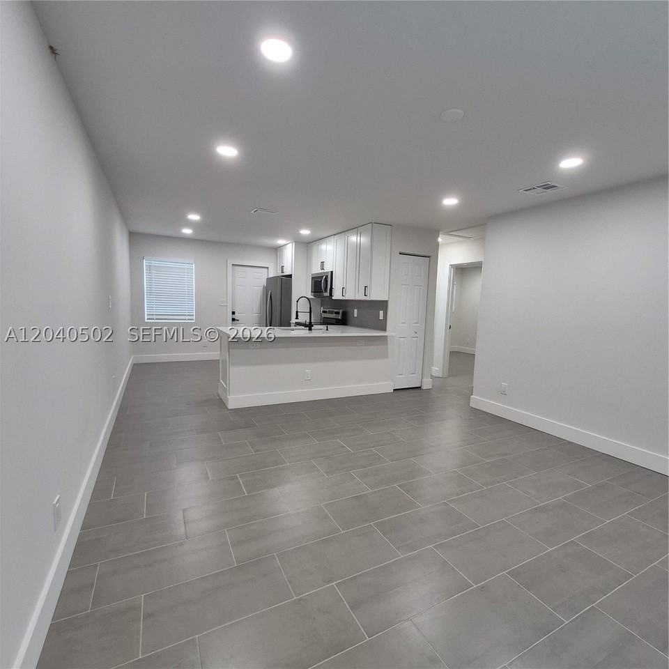 823 Nw 30th Ct #1-2 - Photo 3 of 7