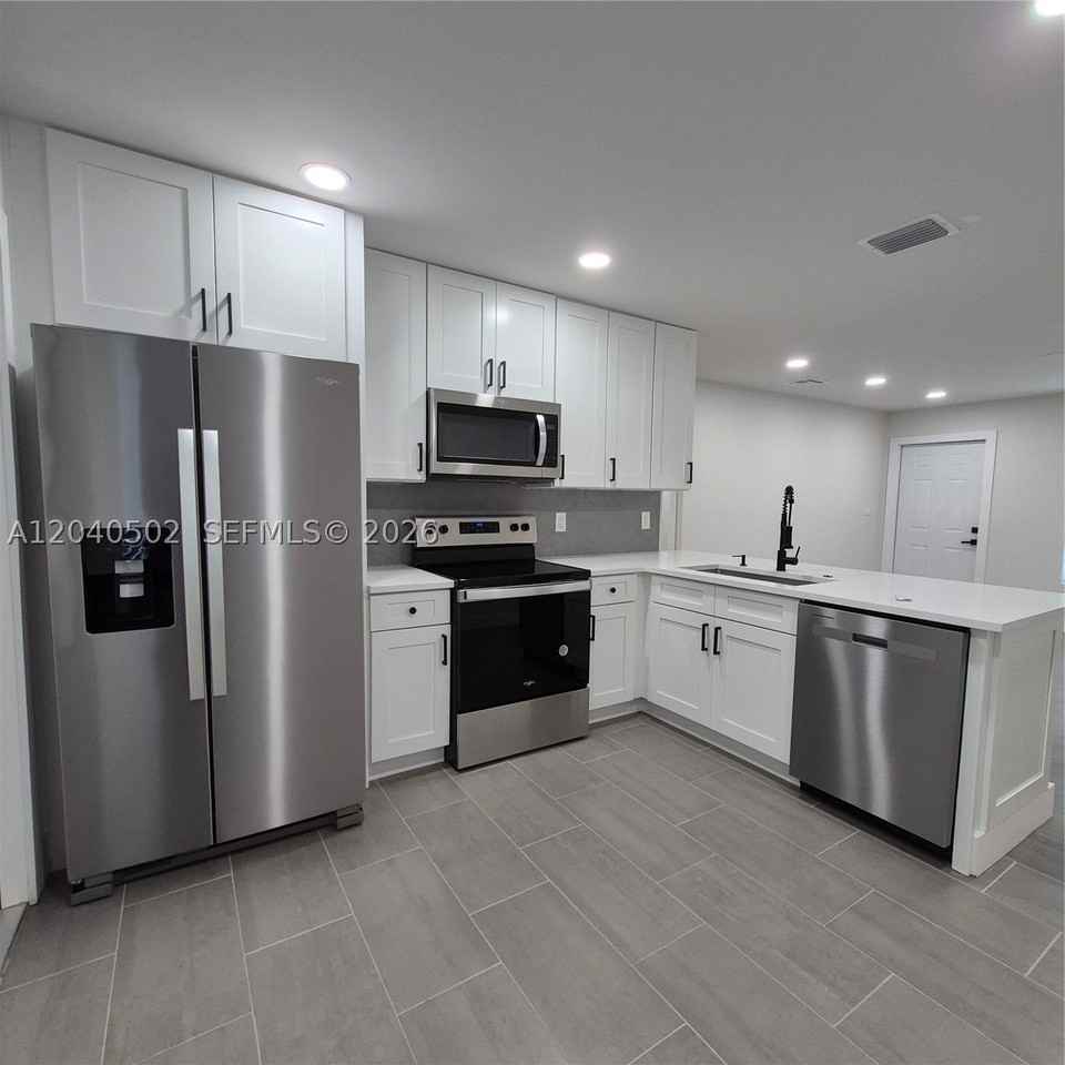 823 Nw 30th Ct #1-2 - Photo 4 of 7