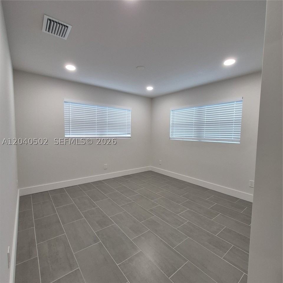 823 Nw 30th Ct #1-2 - Photo 5 of 7