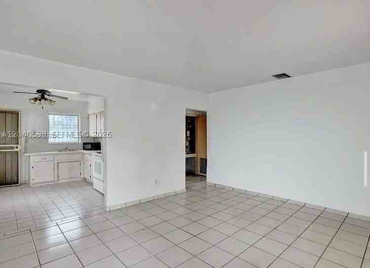 831 Nw 21st Ct - Photo 4 of 17