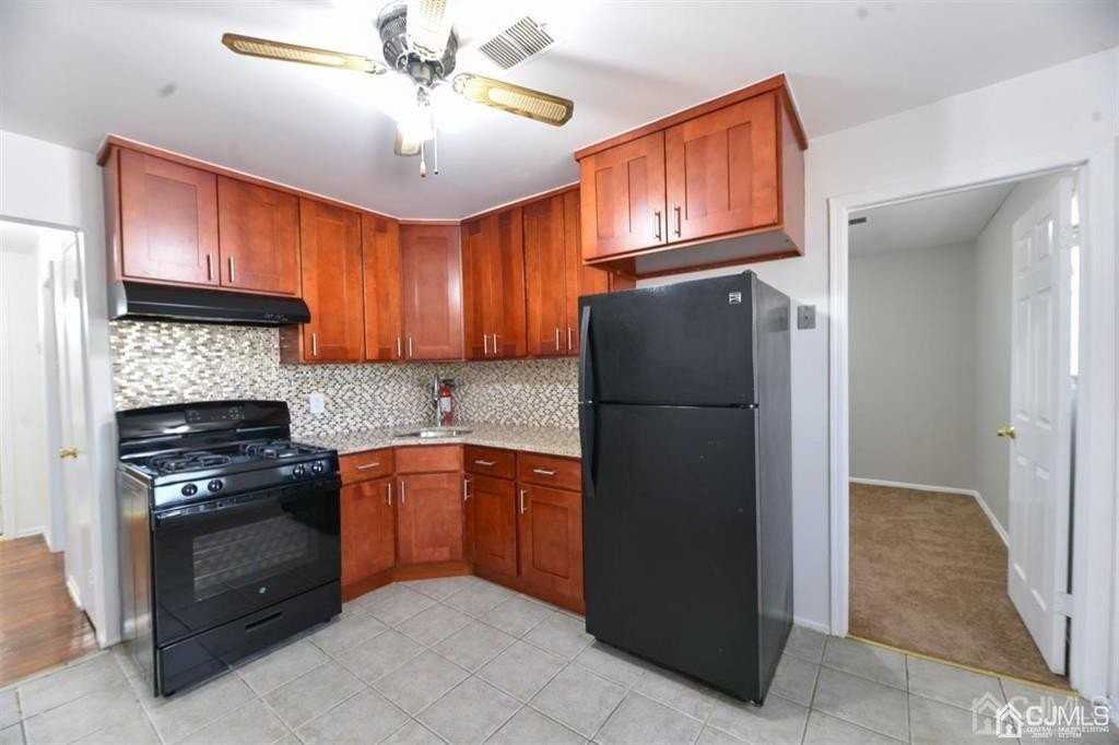 204 College Dr - Photo 2 of 15