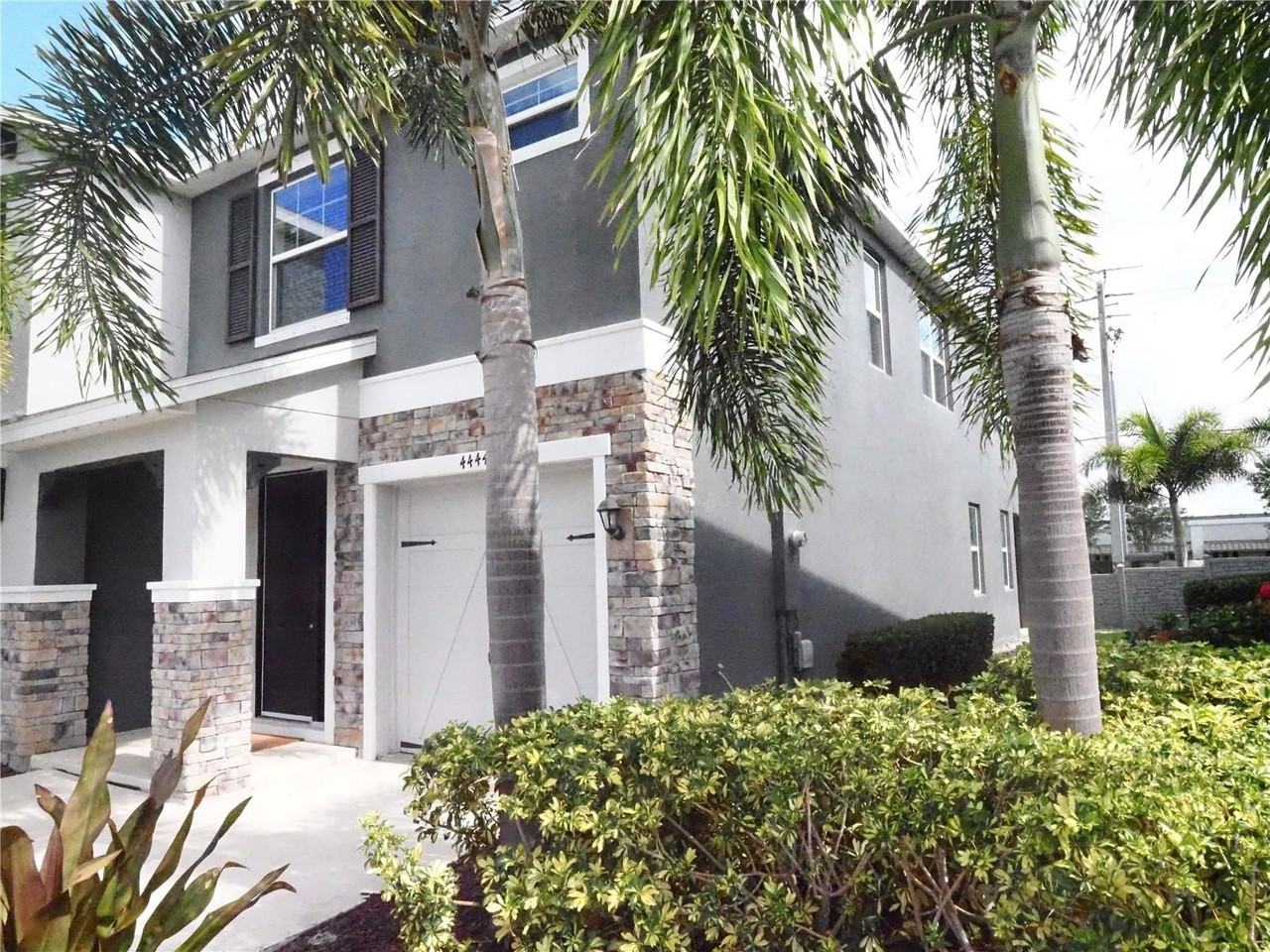 4444 Aqua Mirage St - Photo 3 of 29