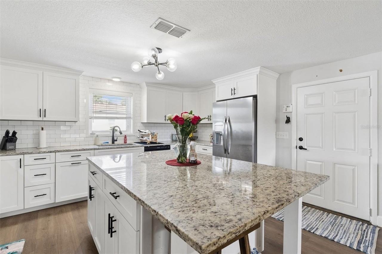 273 Avalon Rd - Photo 4 of 32