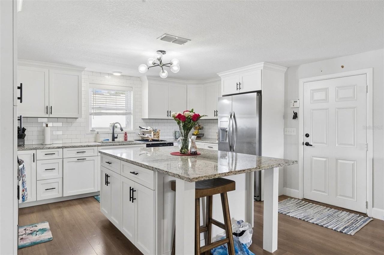 273 Avalon Rd - Photo 5 of 32