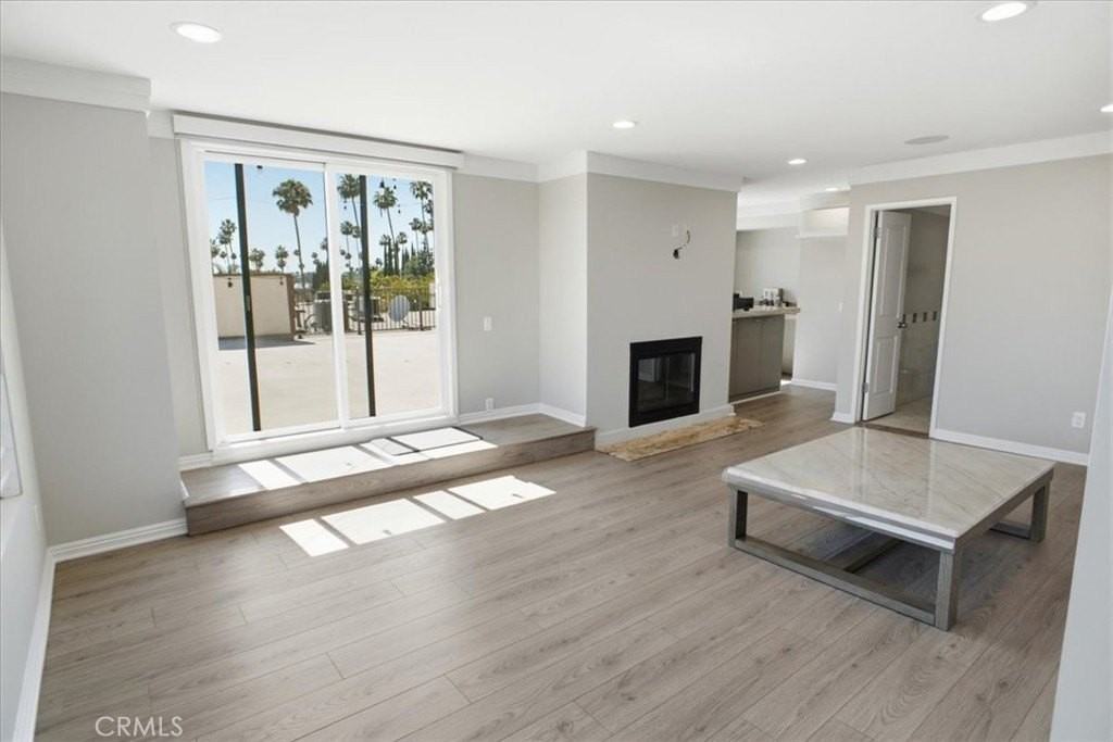 321 E Stocker St #301 - Photo 4 of 14