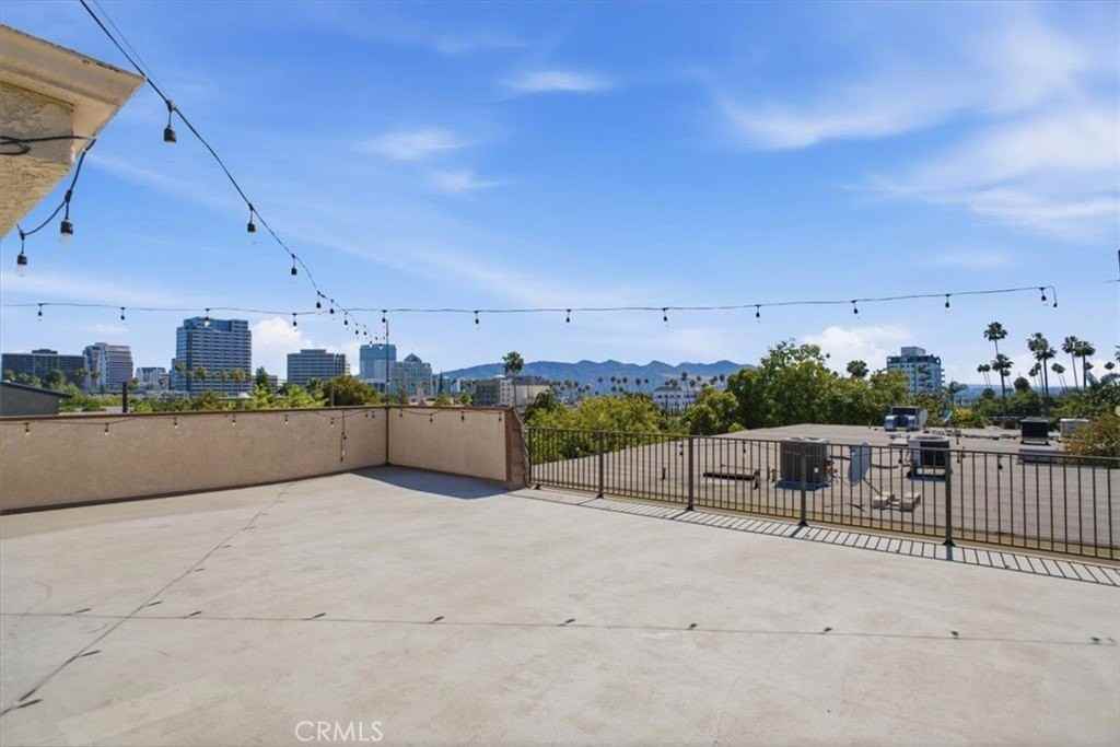 321 E Stocker St #301 - Photo 5 of 14