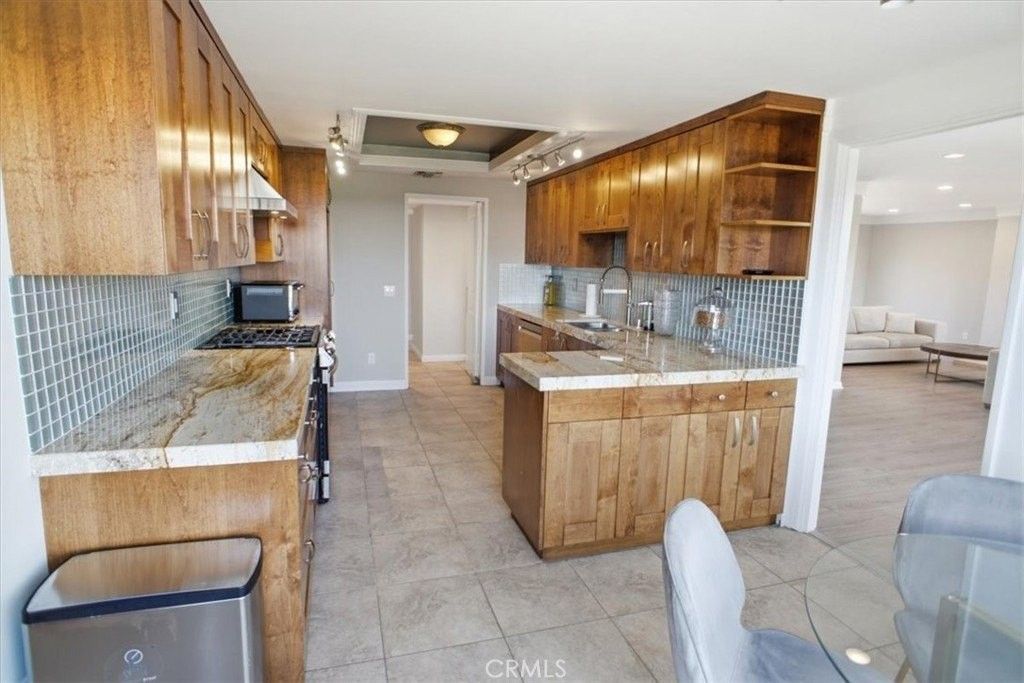 321 E Stocker St #301 - Photo 6 of 14