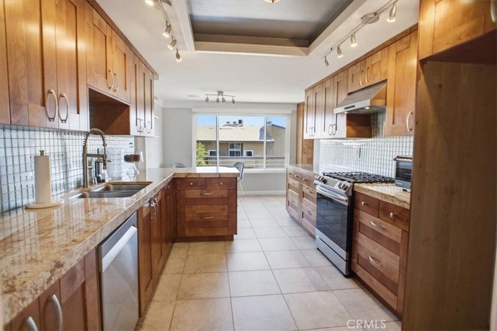 321 E Stocker St #301 - Photo 7 of 14