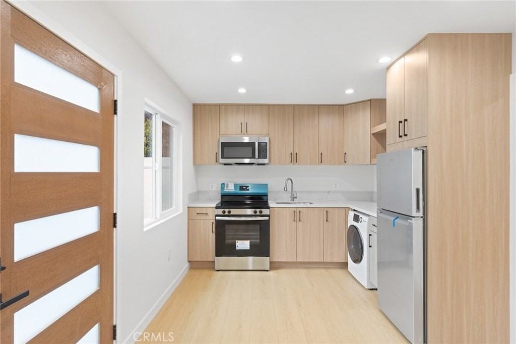 22609 Mariano St - Photo 3 of 10