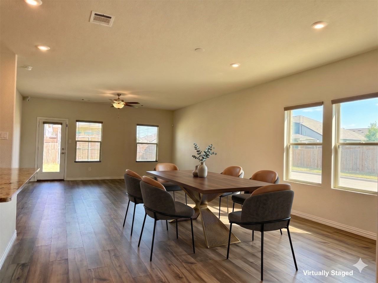 1425 Rolling Fox Dr - Photo 4 of 27