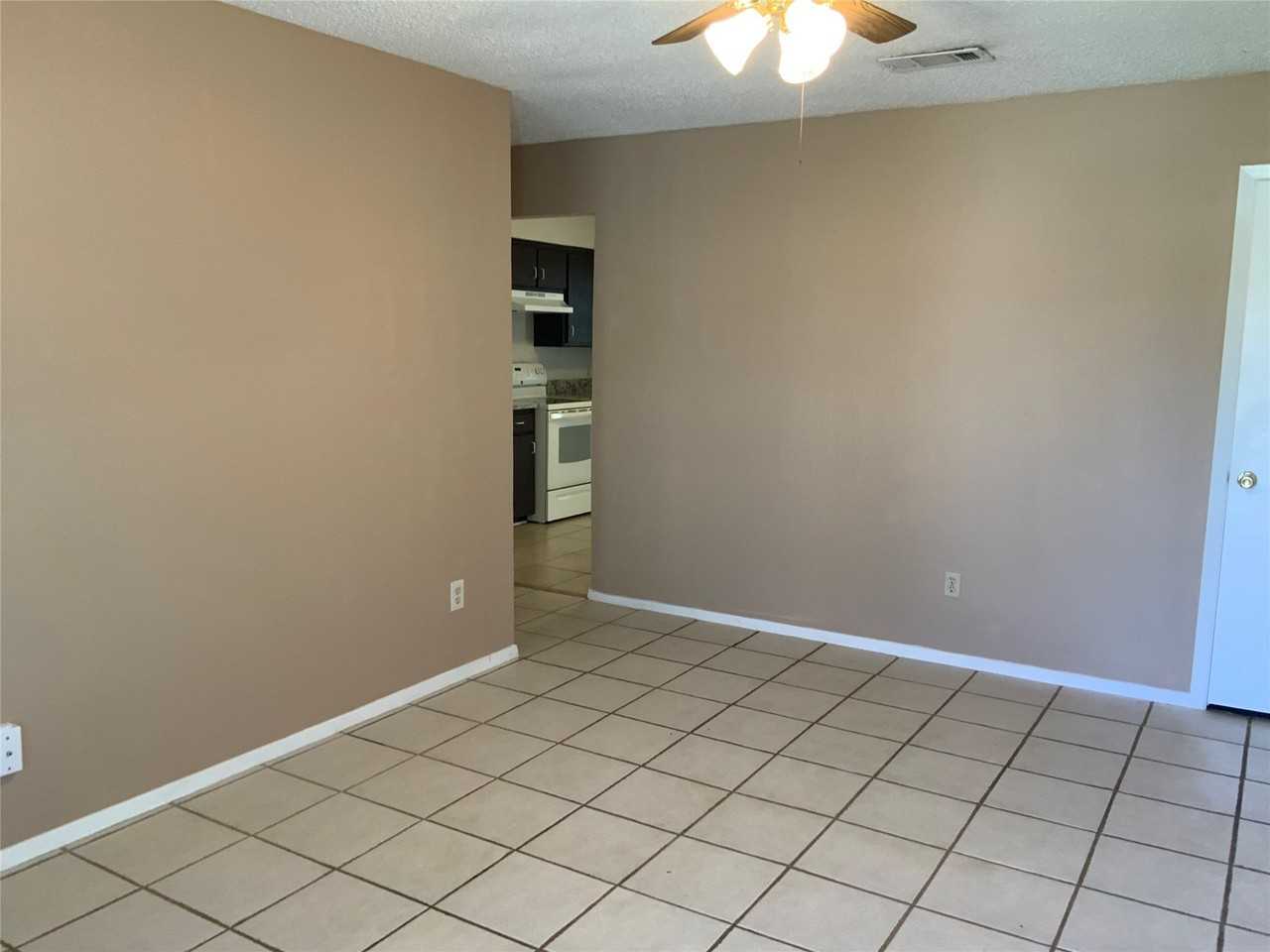5804 Willow View Dr - Photo 3 of 7