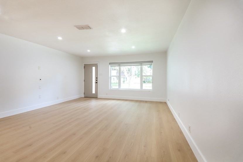 7412 Fenton Dr - Photo 4 of 21