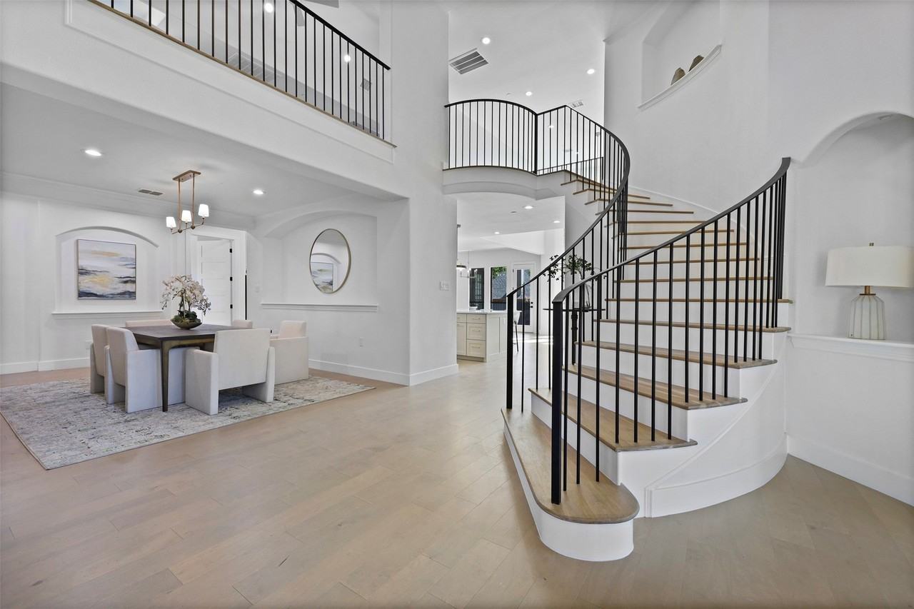 1750 Greenwood Ct - Photo 3 of 39