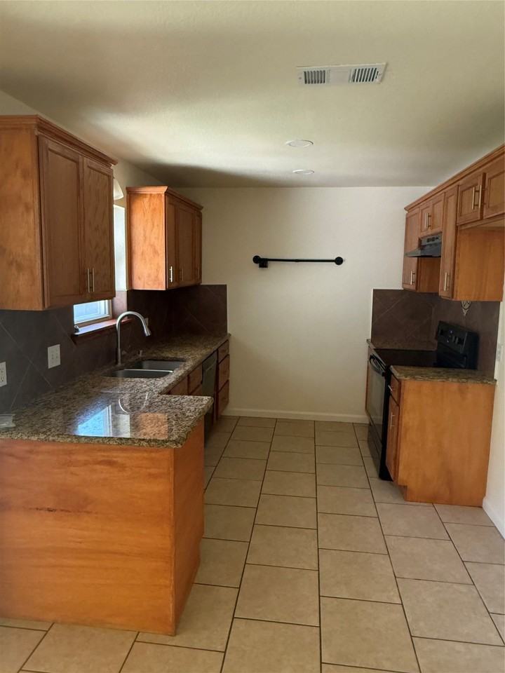 1104 Boston Blvd - Photo 3 of 13