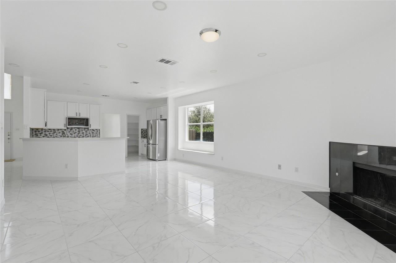 5001 Spicewood Dr - Photo 7 of 29