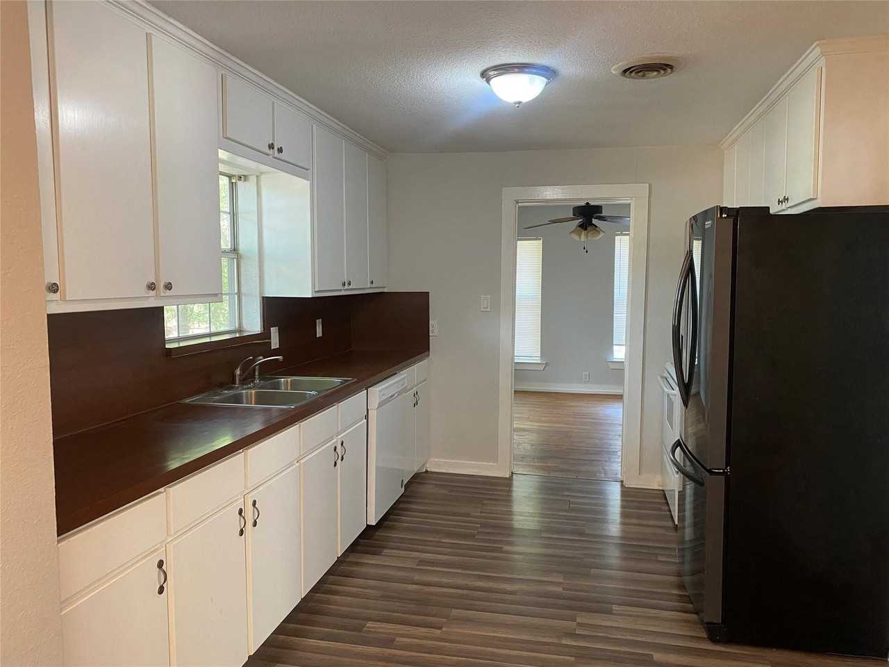 403 Marshall St - Photo 3 of 13