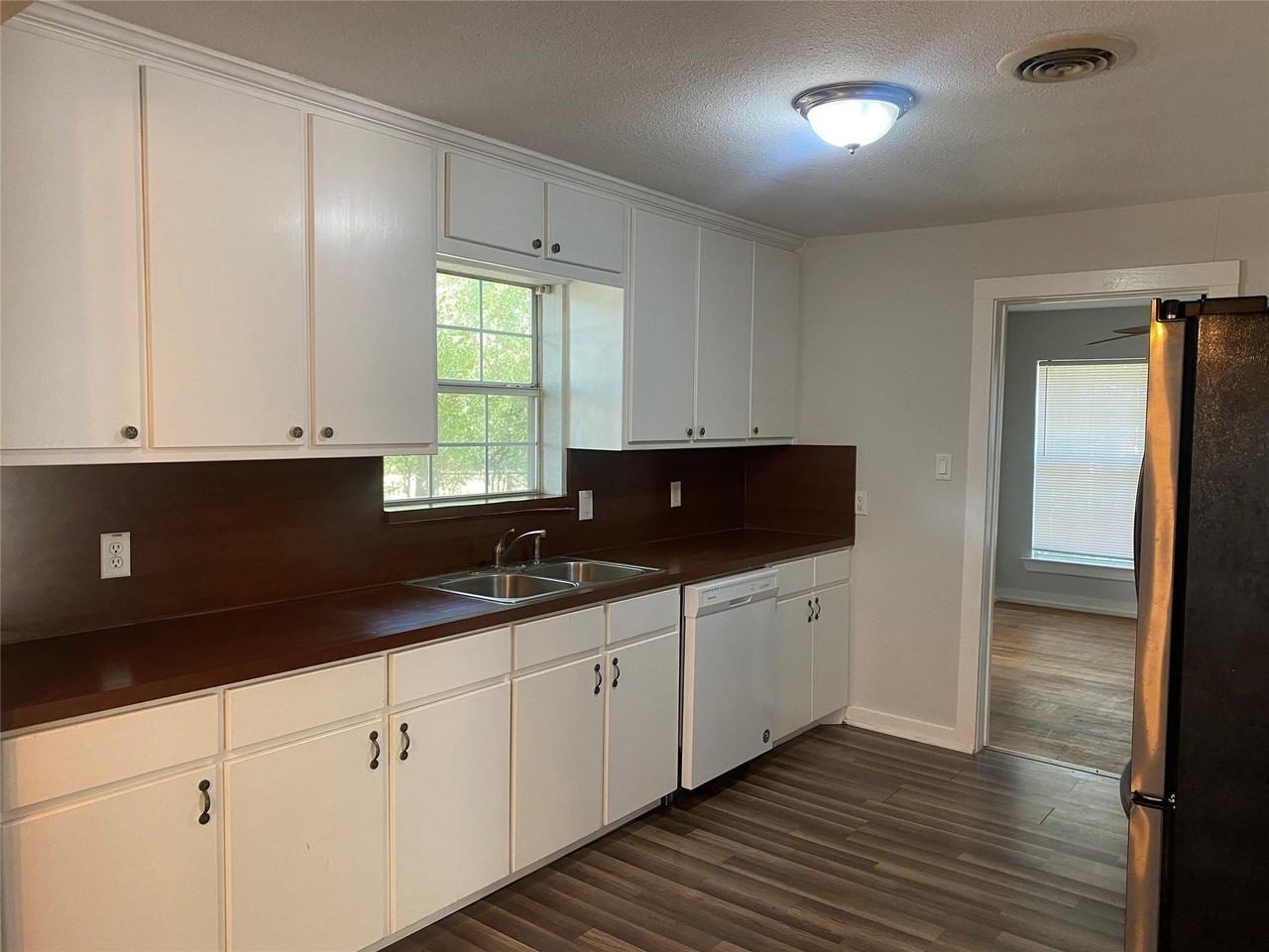 403 Marshall St - Photo 5 of 13