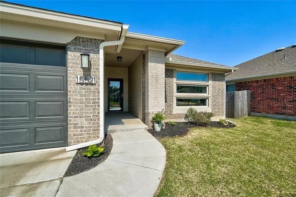 15521 Rosedown Dr - Photo 2 of 16