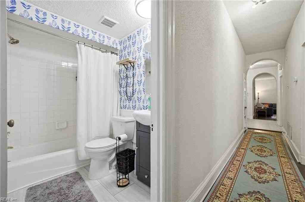 1015 Colonial Ave #4 - Photo 4 of 33