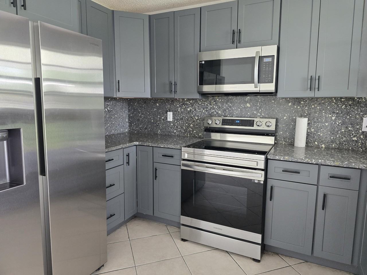 582 Nw Sherbrooke Ave - Photo 5 of 17