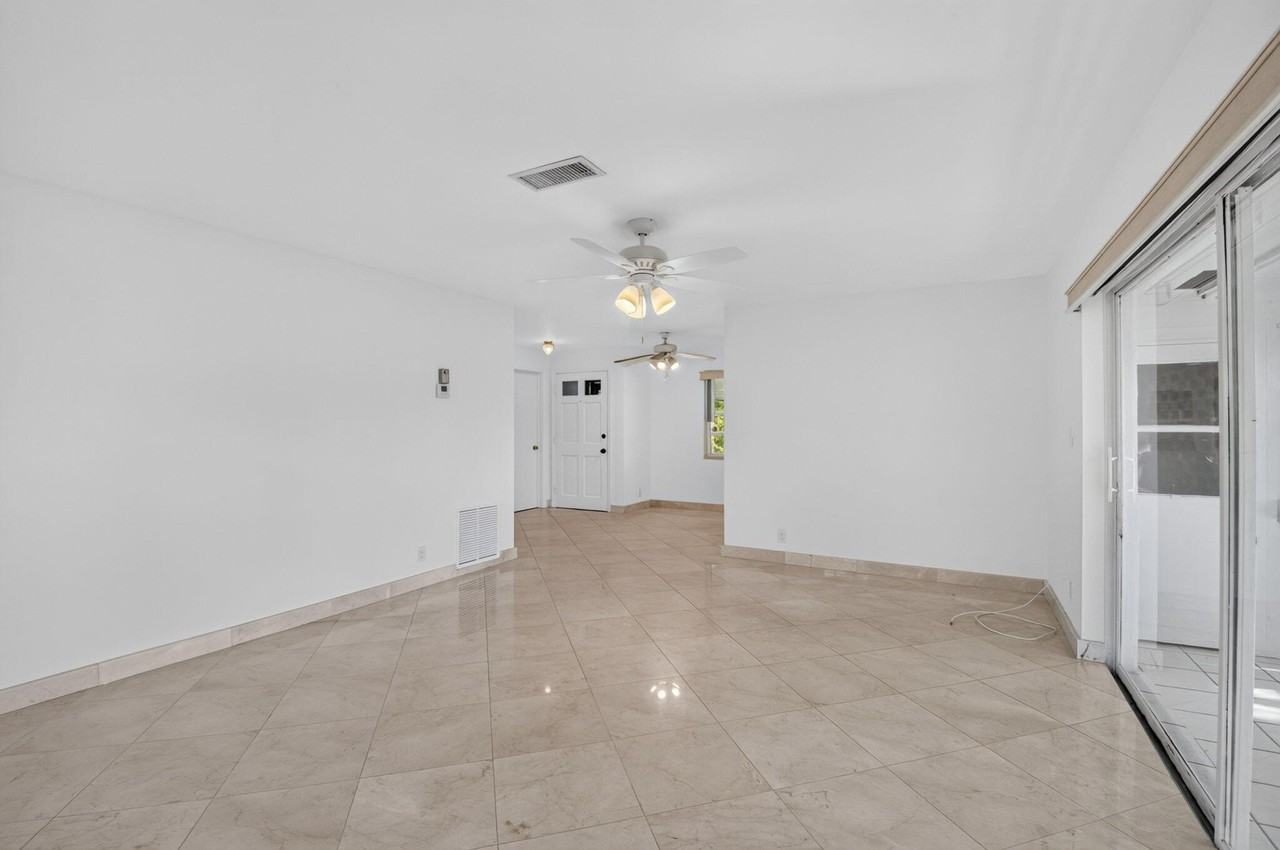 300 Nw 42nd St - Photo 4 of 34