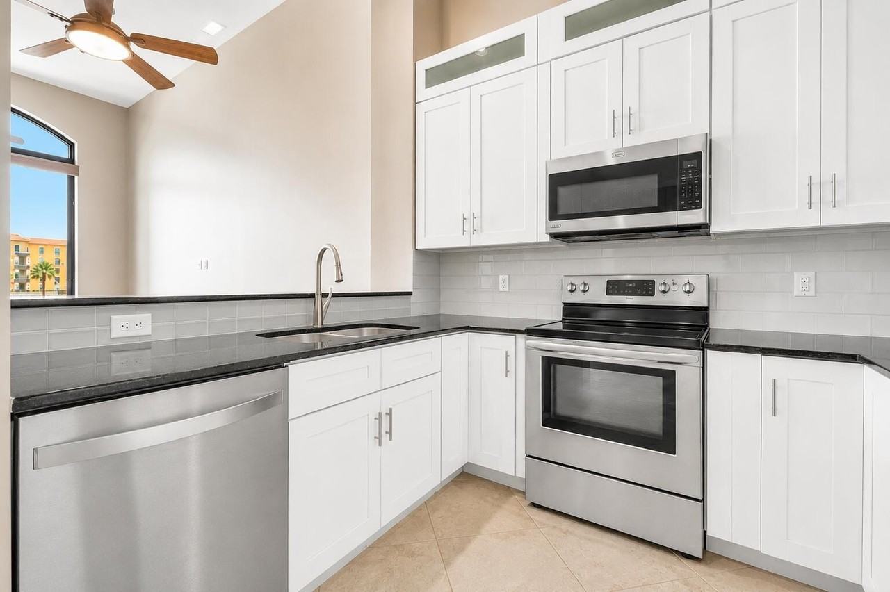 701 S Olive Ave #303 - Photo 4 of 27