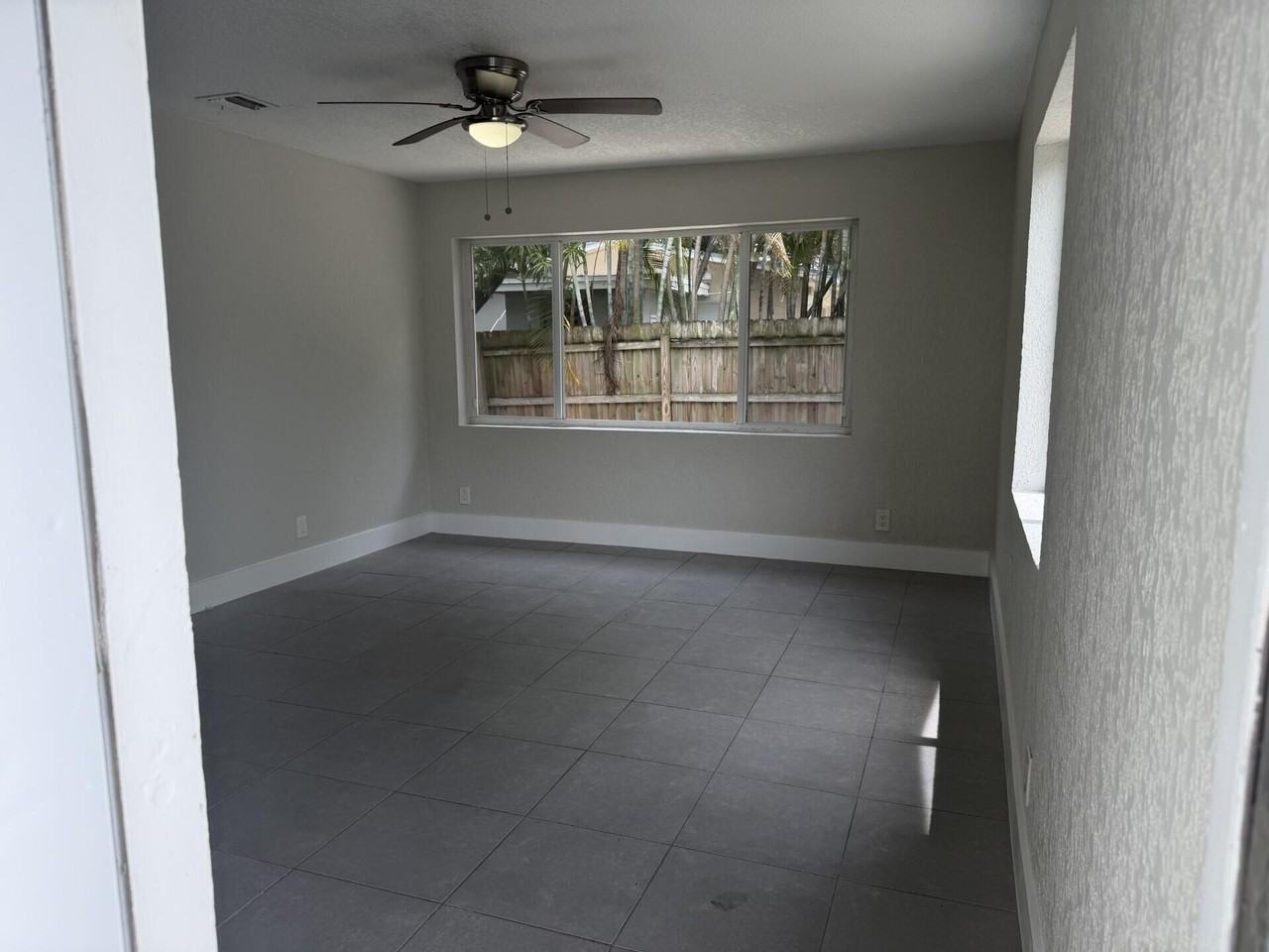 1126 Ne 16th Pl #3 - Photo 3 of 17