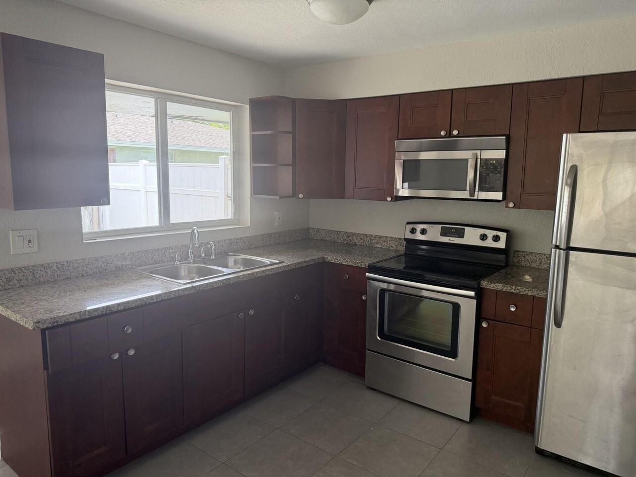 1126 Ne 16th Pl #3 - Photo 6 of 17