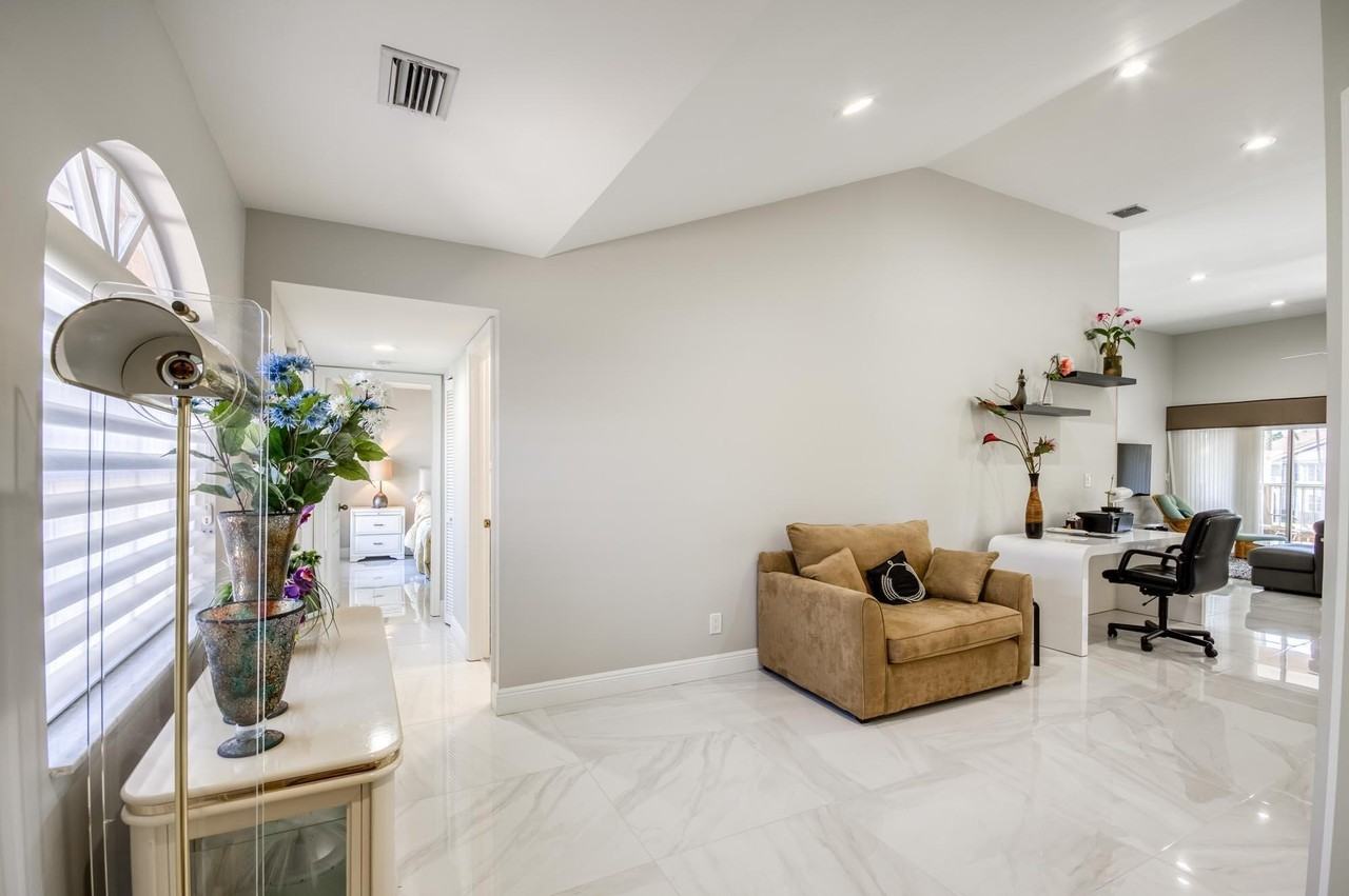 208 Legendary Cir - Photo 5 of 33